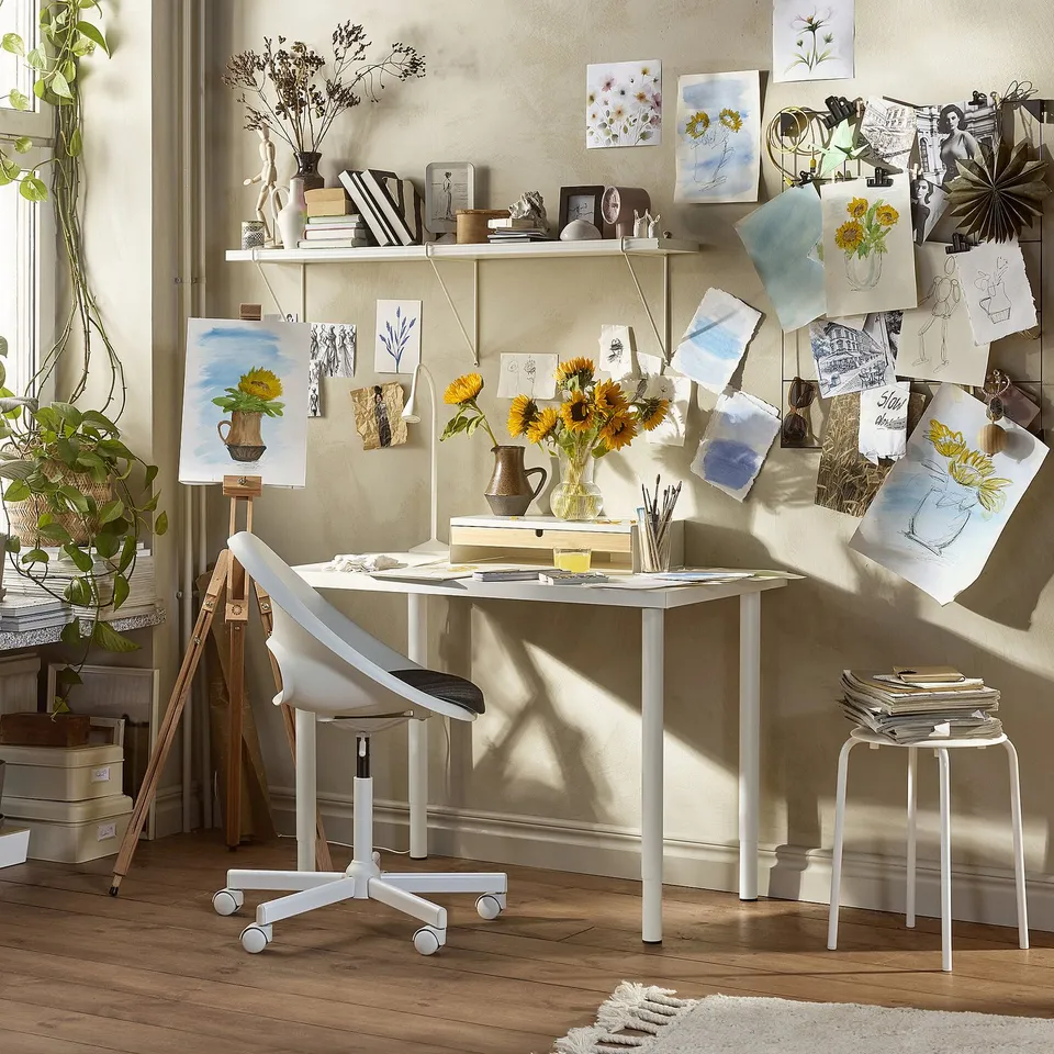 LINNMON / OLOV in a room