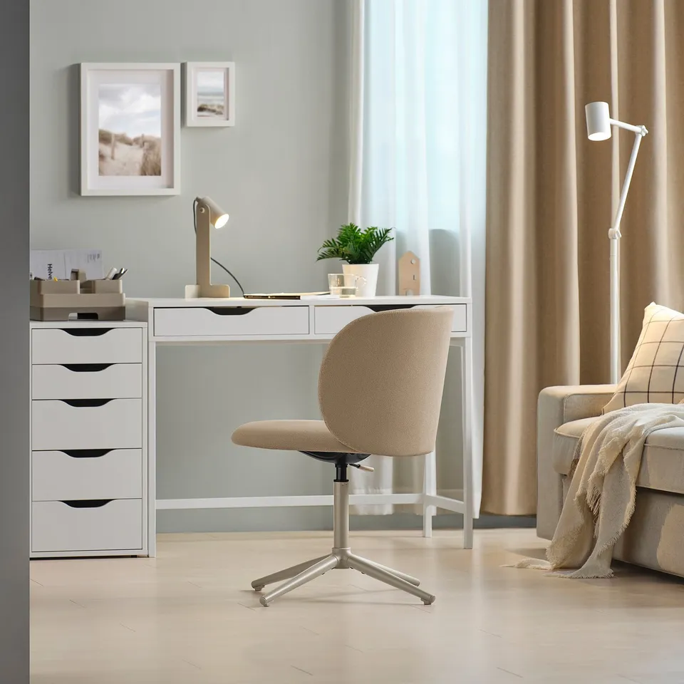 KRYLBO in a room