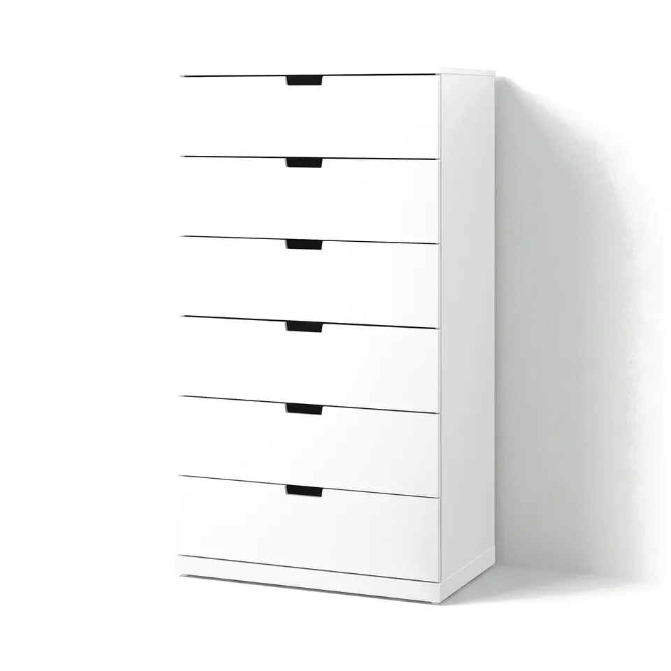White NORDLI 6-drawer chest with black handles against white wall. Alternative: white NORDLI chest with 6 drawers and black handles.