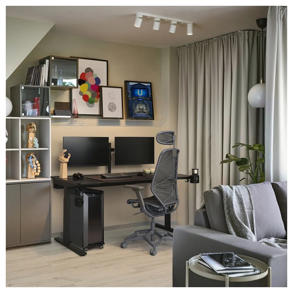UTMANING in a room