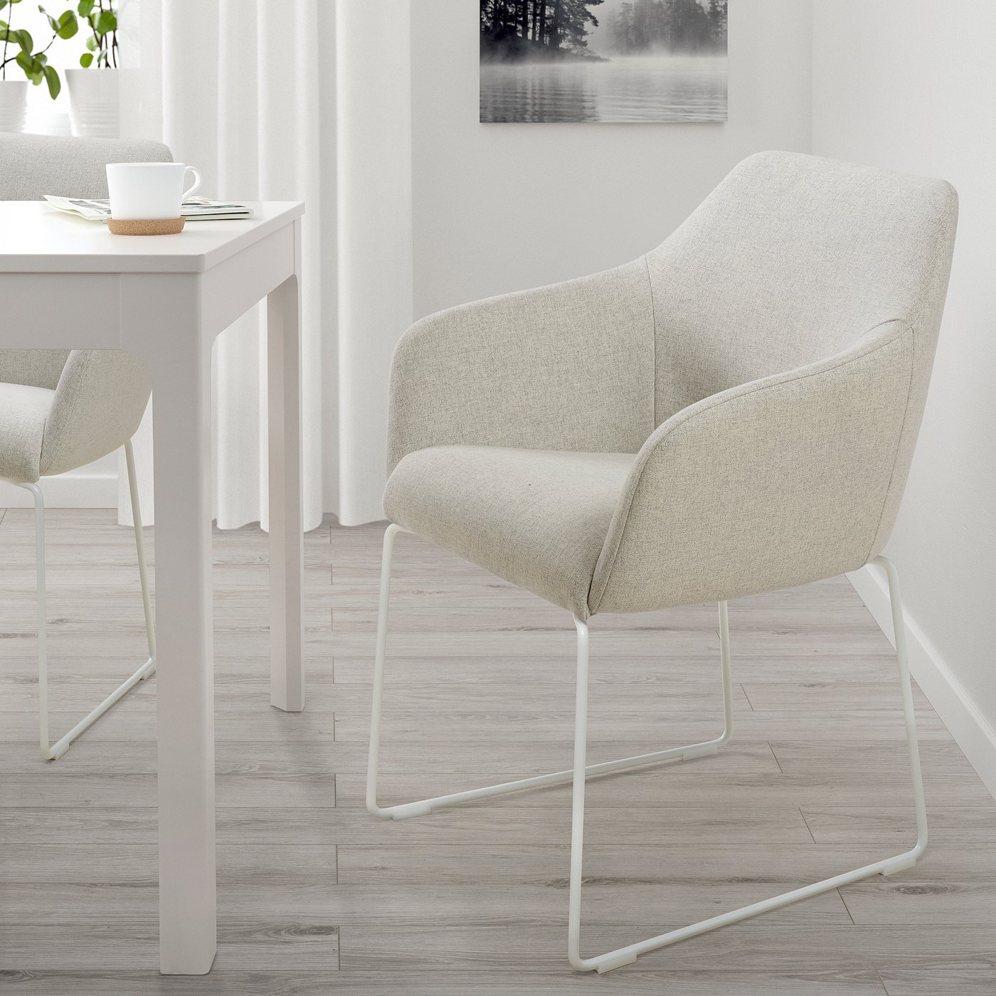 TOSSBERG: modern dining chair with light grey fabric, m-legs, armrests, space-saving.