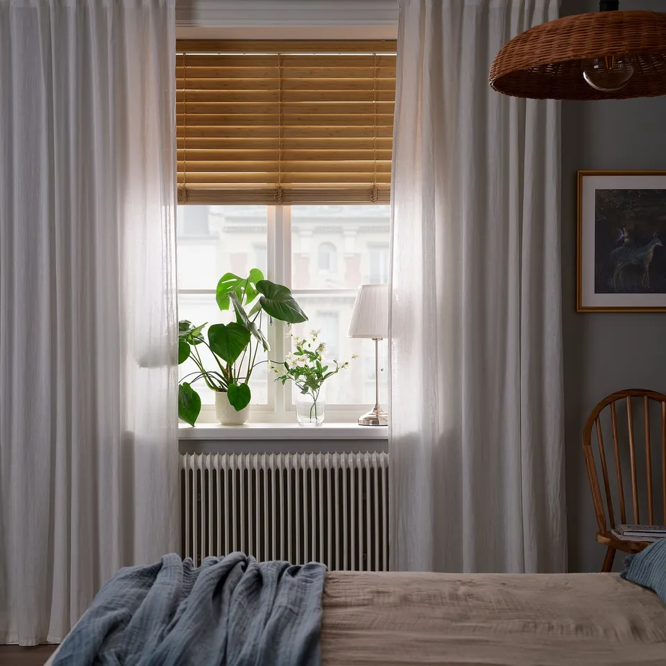 VECKLARFLY in a room