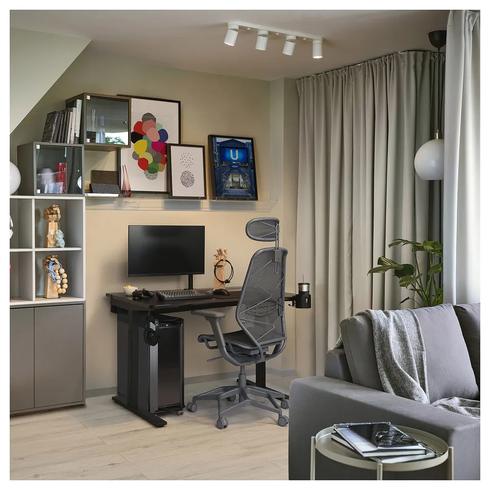 UTMANING in a room