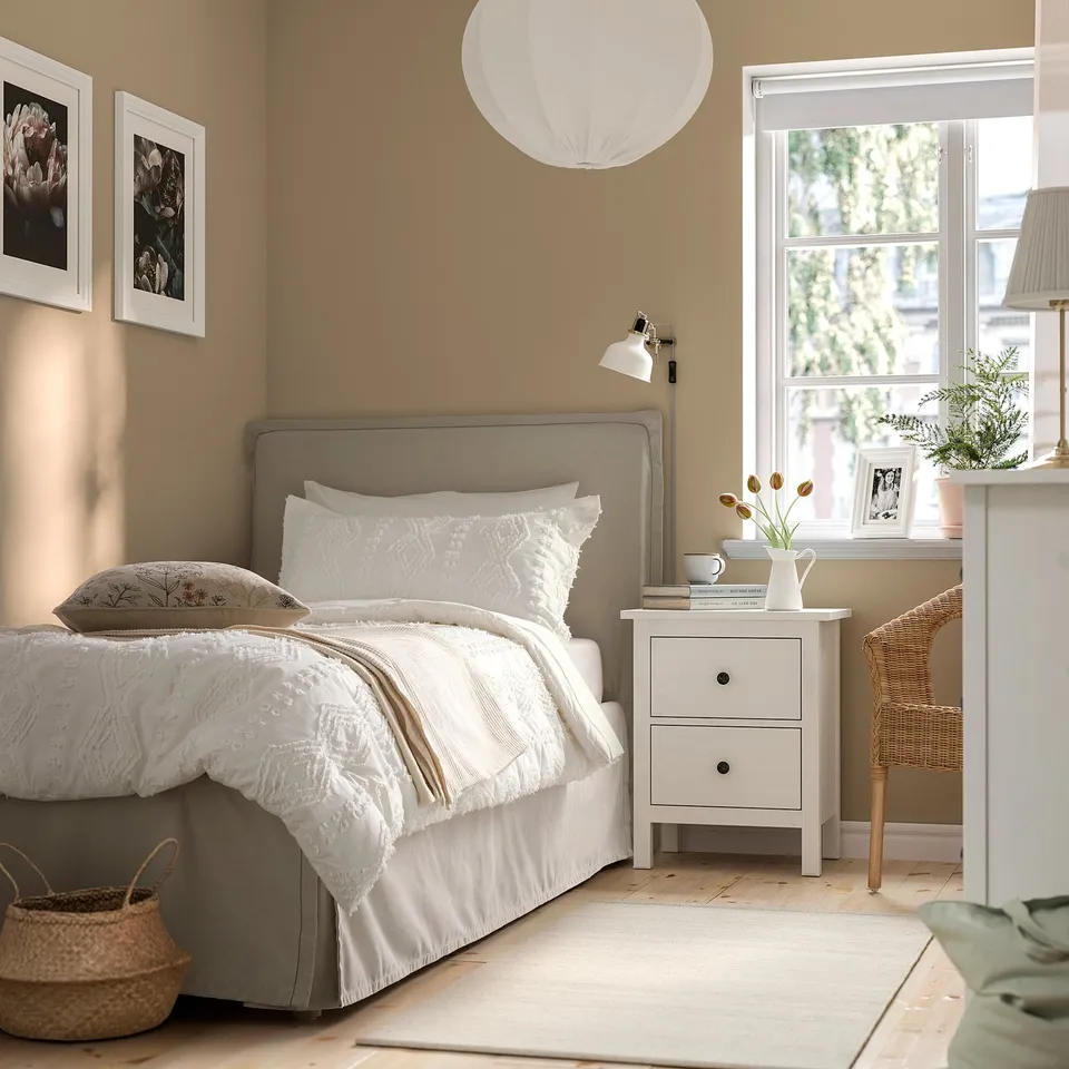 SVÄMNIL in a room