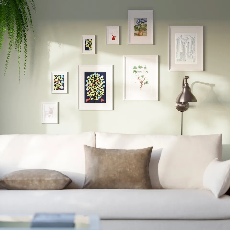 Cosy living room with KNOPPÄNG sofa, art, and houseplant.