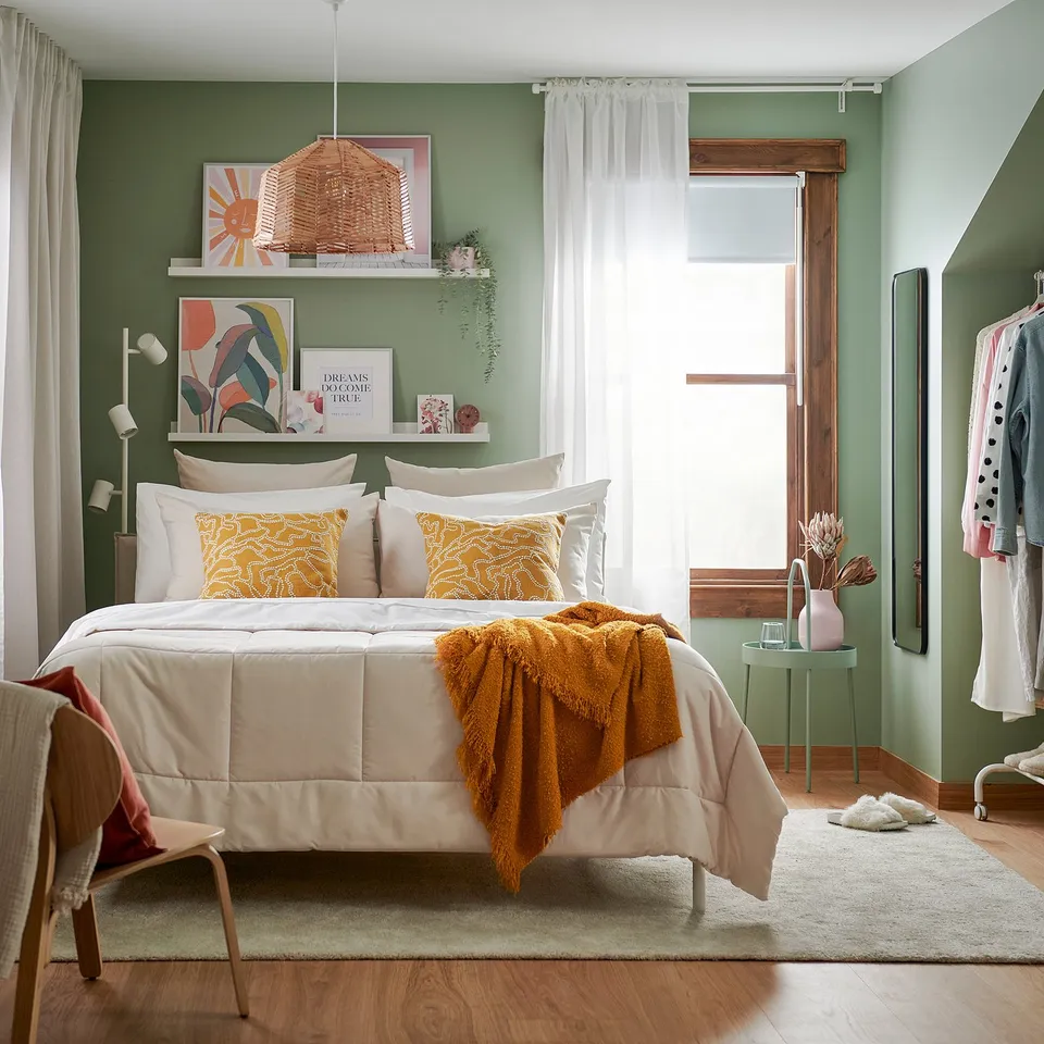 HEDFRYLE in a room