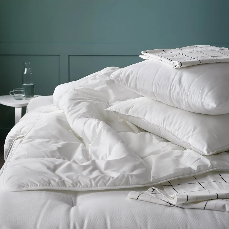 White SMÅSPORRE duvet on bed, recycled polyester and cotton, soft, light, breathable.
