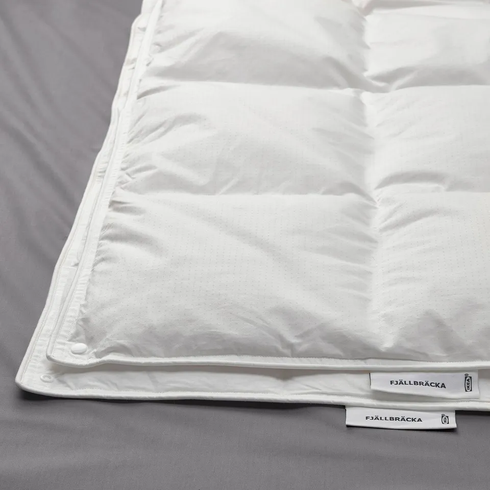 White FJÄLLBRÄCKA duvet with recycled down, showcasing smooth fabric and craftsmanship.