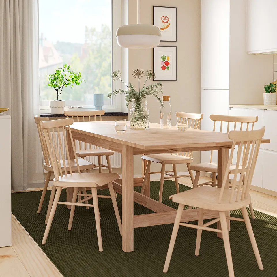 KARSKÄR / HÖGVED in a room