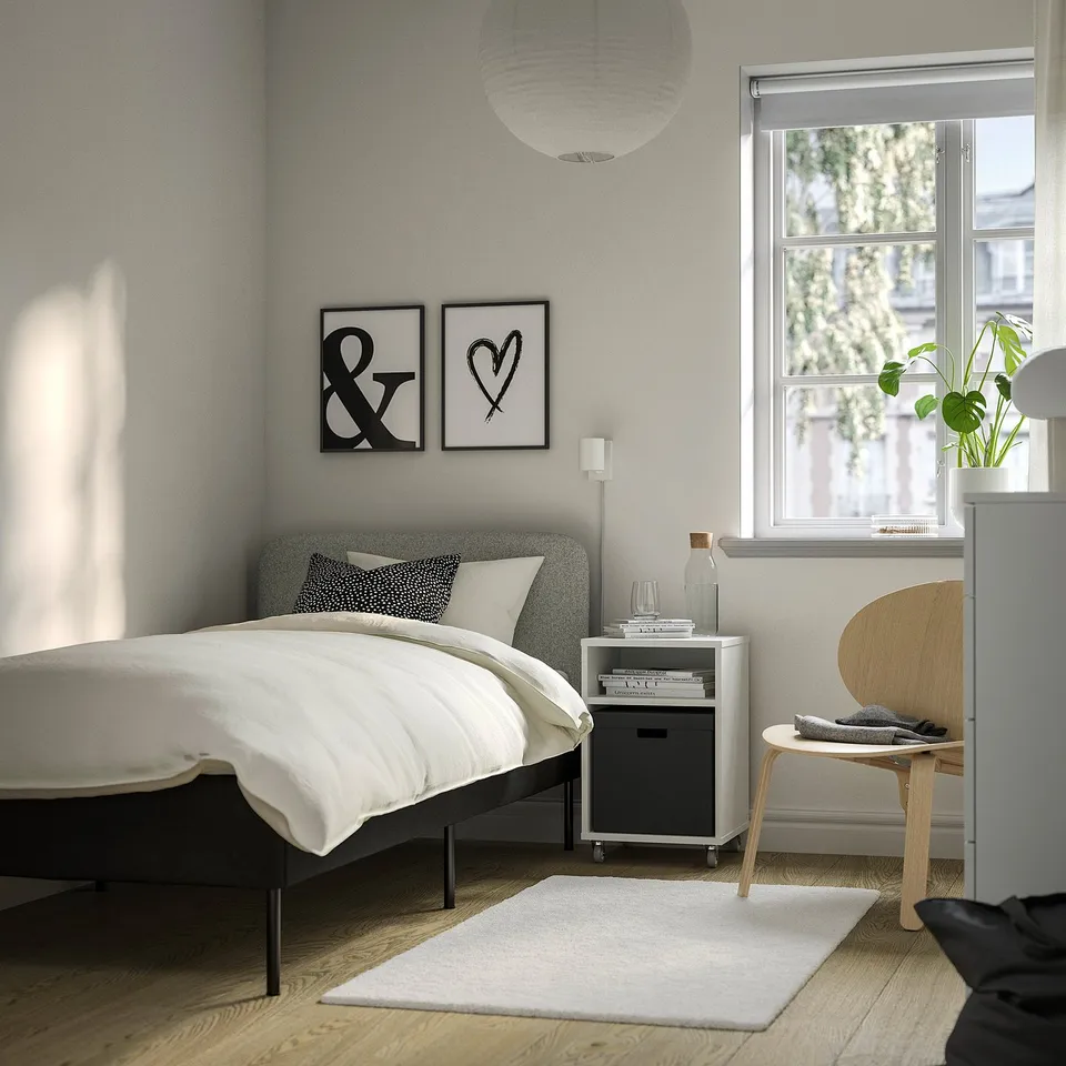 SLATTUM in a room