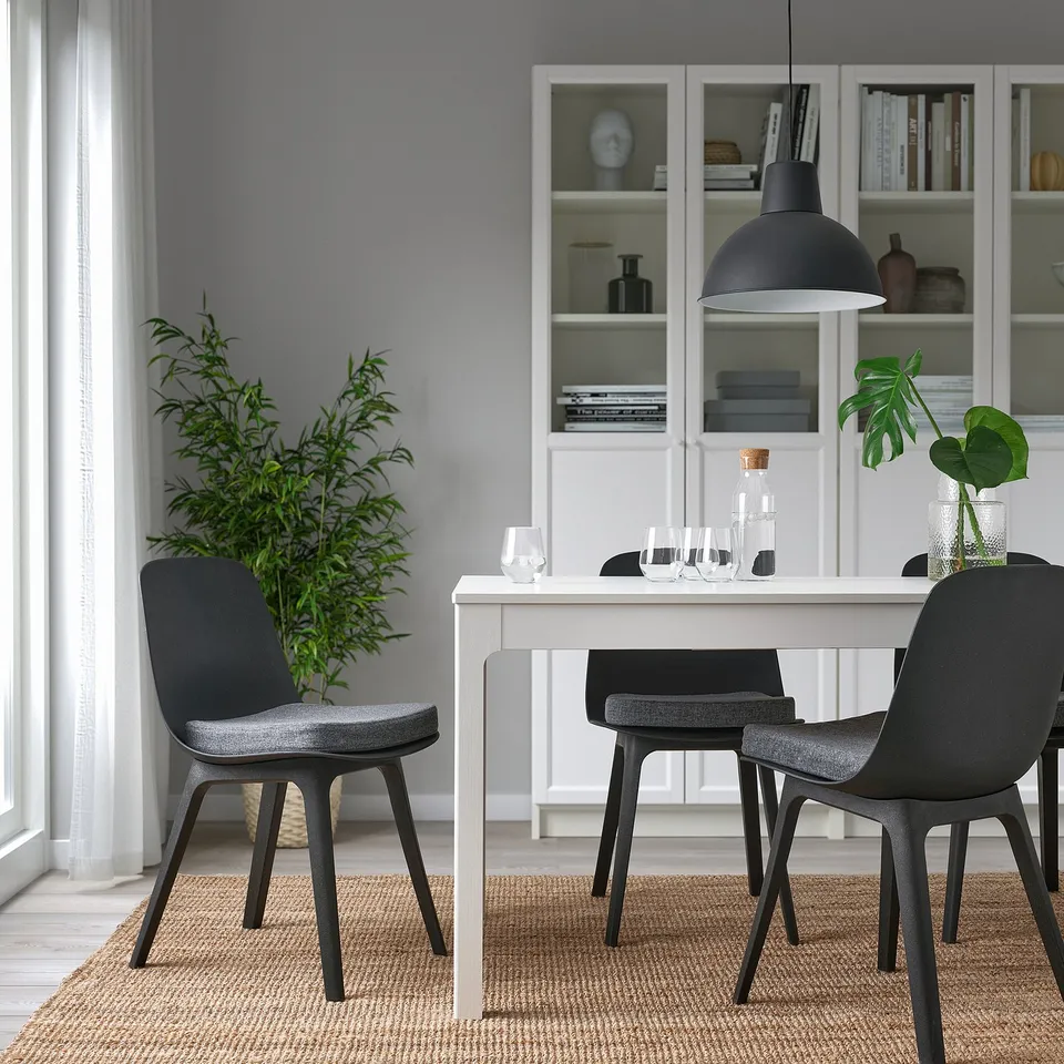 ÅKERVINDEFLY in a room