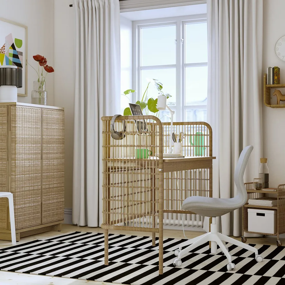FRYKSÅS in a room