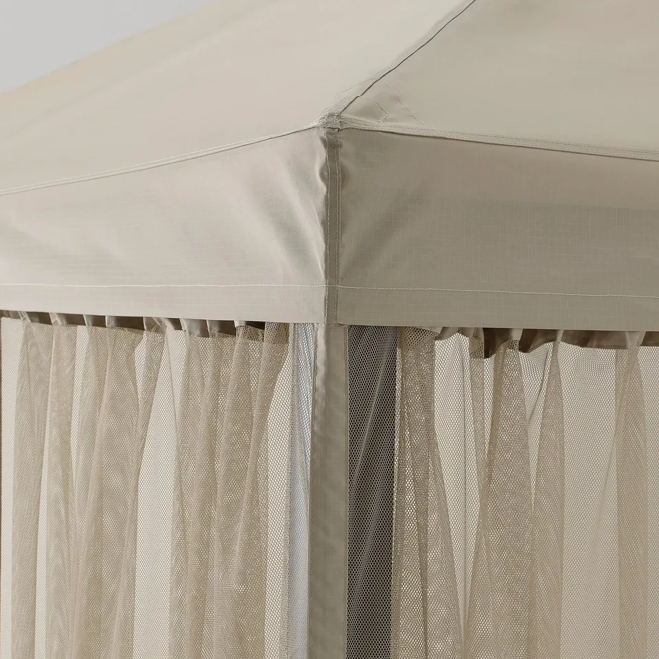 Light beige canopy of HIMMELSÖ gazebo with mesh net curtains for ventilation. Sturdy, folded tent top corner with clean stitching.