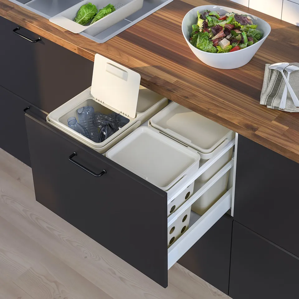 Modern kitchen with HÅLLBAR waste sorting bin & salad bowl.