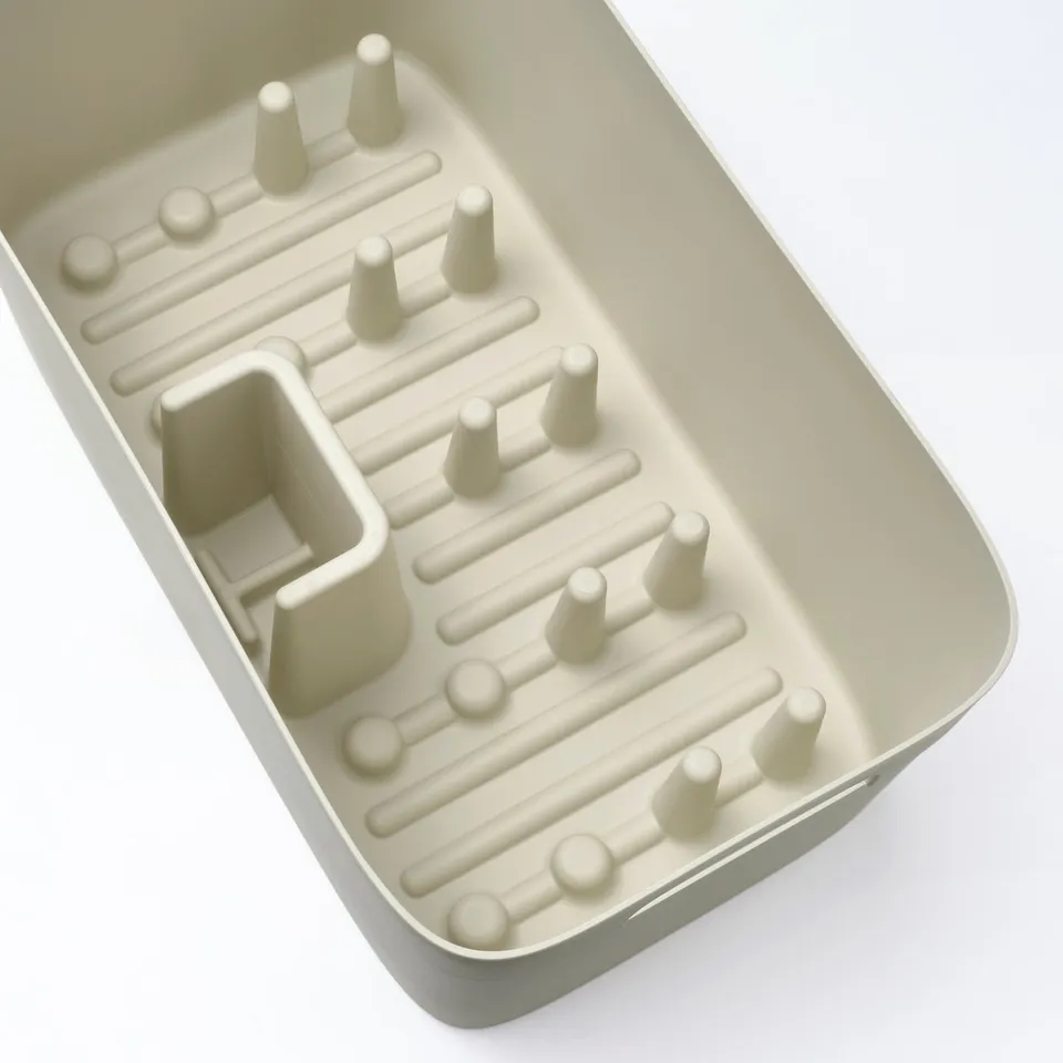 Dish drainer with handle, made from recycled plastic, compartments for cutlery, plates, and glasses.
