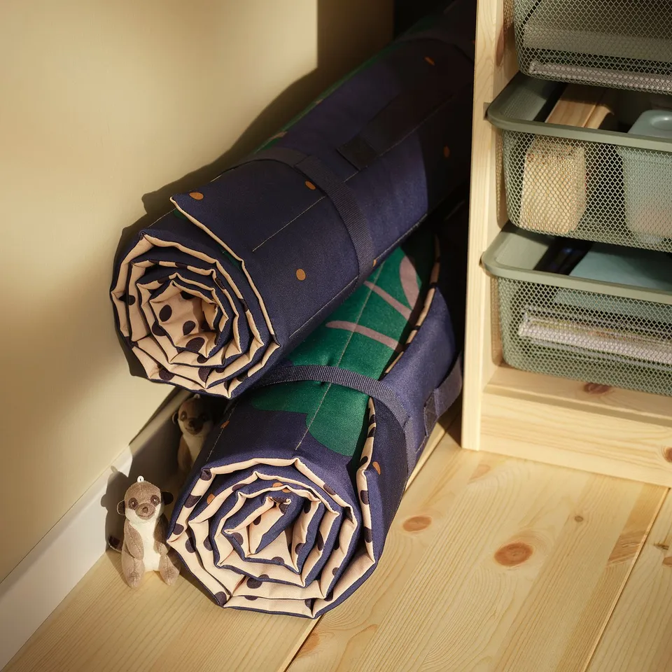SANDLÖPARE Quilted mat, dark blue/cheetah savannah, 60x140 cm