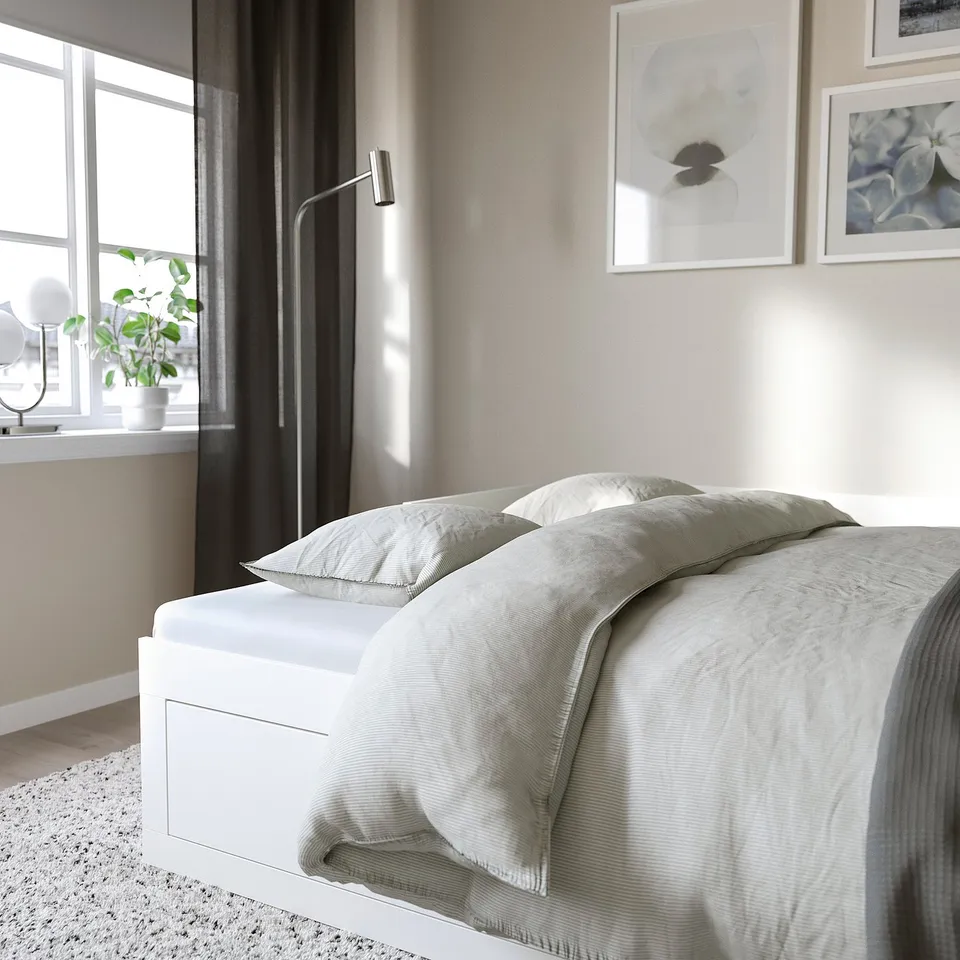 Transforming bed with drawers, ideal for small spaces. Converts to sofa, perfect for guests. Cosy grey accents.