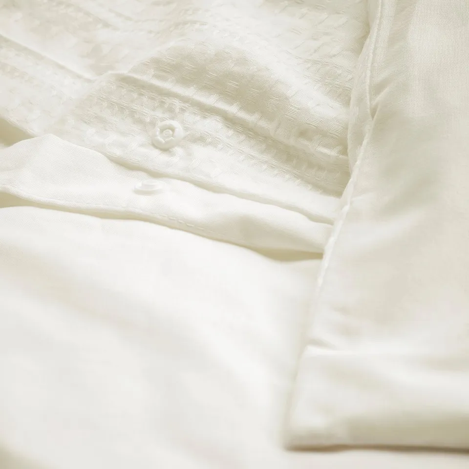 White waffle weave duvet set, featuring envelope pillowcase and bottom press-stud closure.
