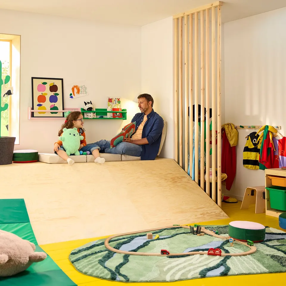 GREJSIMOJS in a room