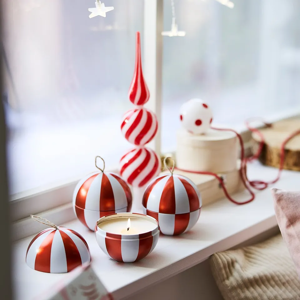 VINTERFINT Scented candle in metal tin, bauble/Spiced delight red/white, 28 hr