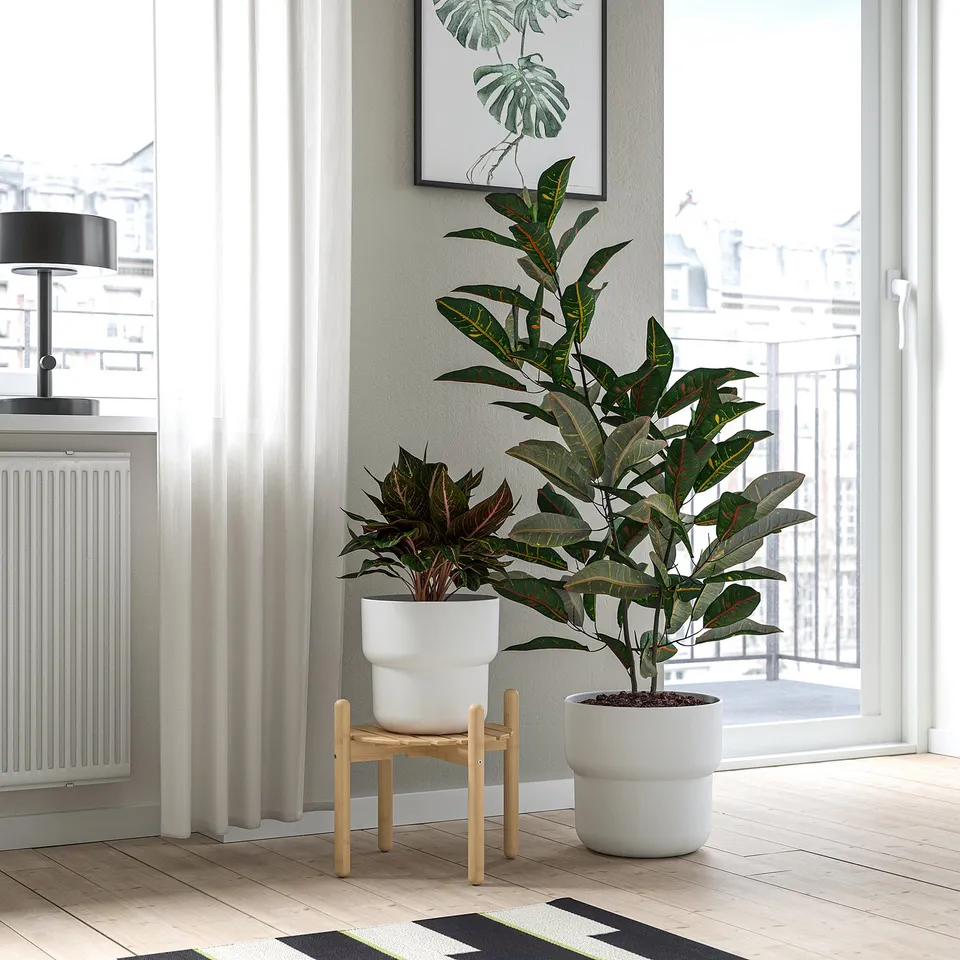 FÖRENLIG in a room