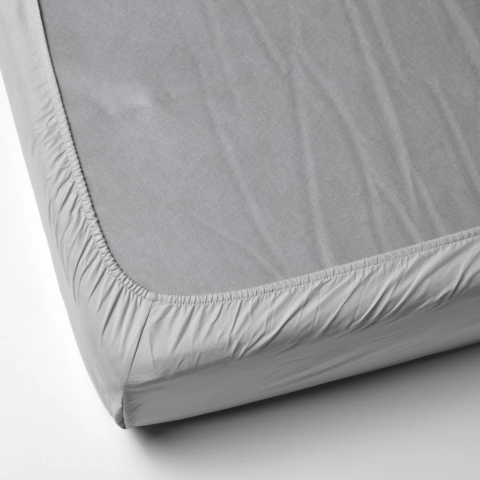 Grey fitted sheet with elastic edges for mattresses up to 16 cm thick. Super-soft, wrinkle-free, and eco-friendly.