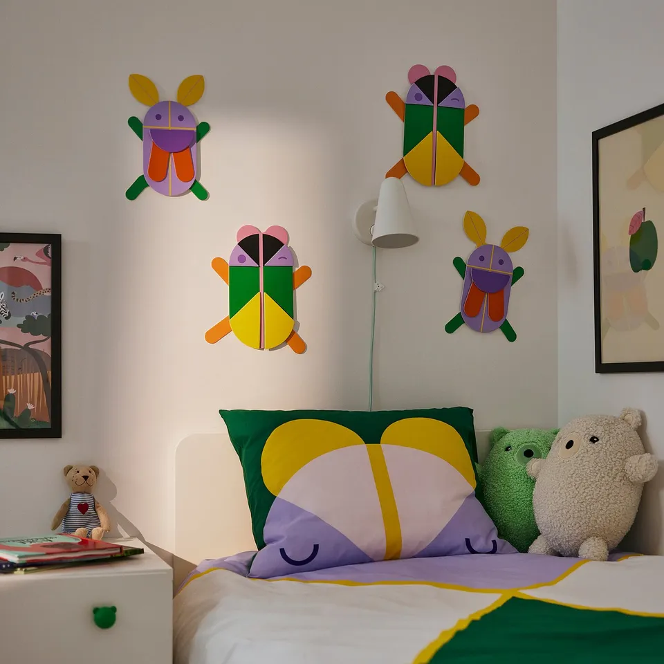 GREJSIMOJS in a room