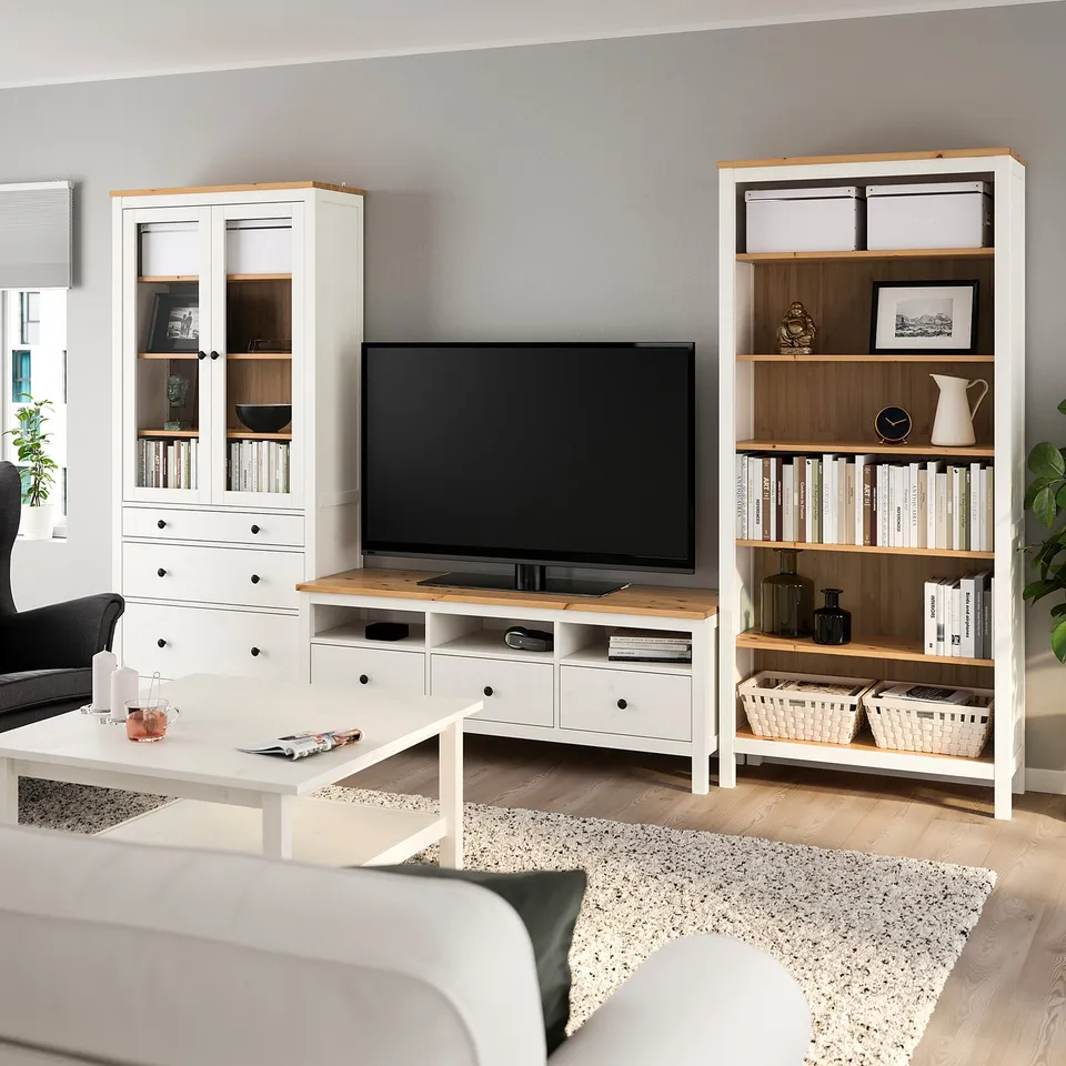 HEMNES tv unit & bookcases with flat-screen tv, books, vases, rug & cushions.