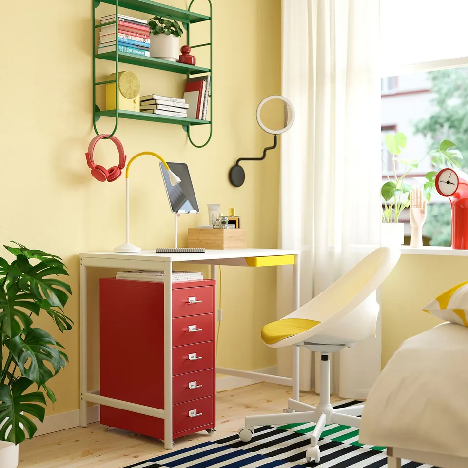 ENKROKEN / LOBERGET in a room