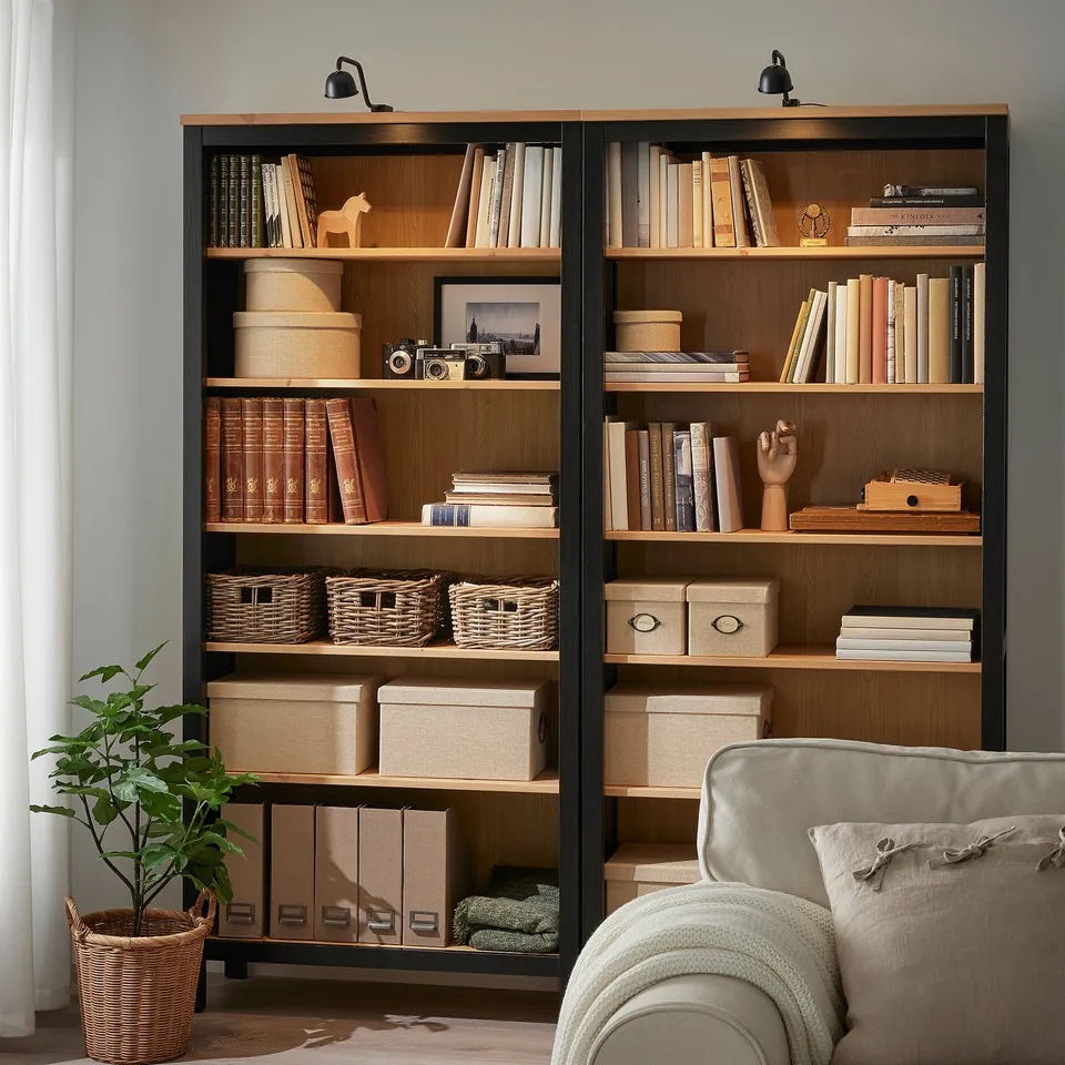 TVÄRDRAG in a room