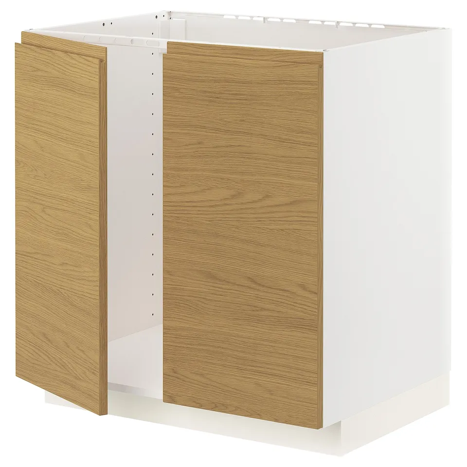A white METOD kitchen cabinet with light brown oak effect doors, featuring a minimalist and modern design.