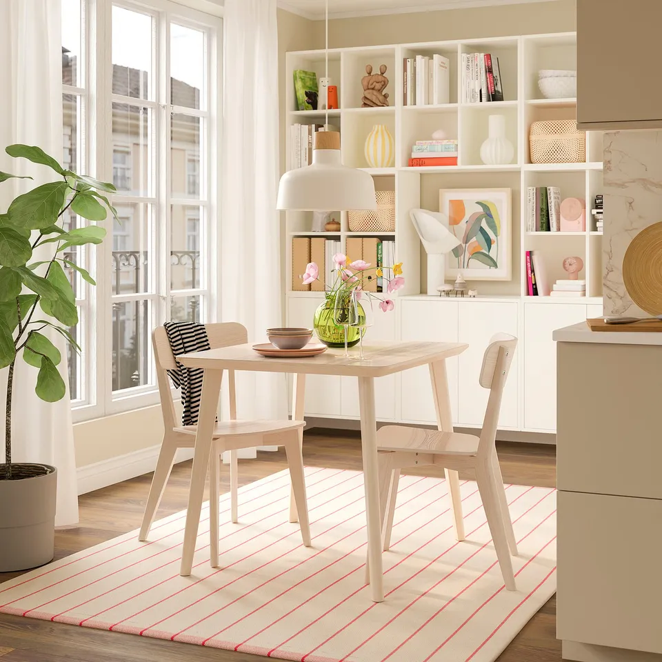 LISABO / LISABO in a room