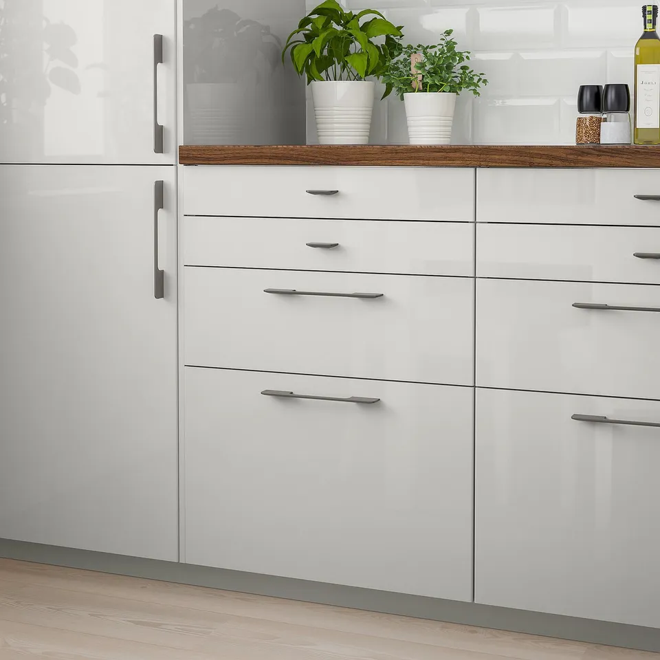 Modern kitchen with grey RINGHULT cabinets.