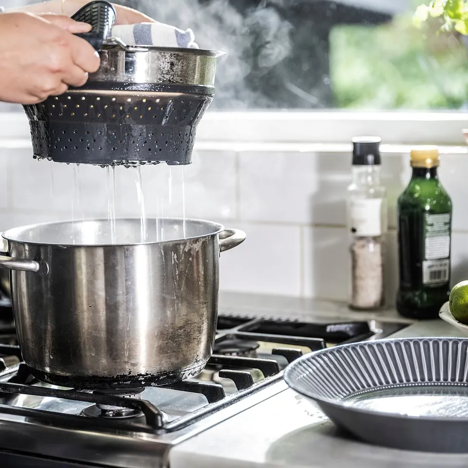 Cook uses KLOCKREN steamer in kitchen.