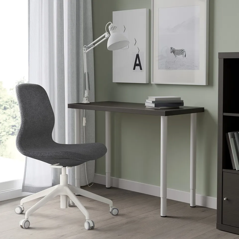 LINNMON / OLOV in a room