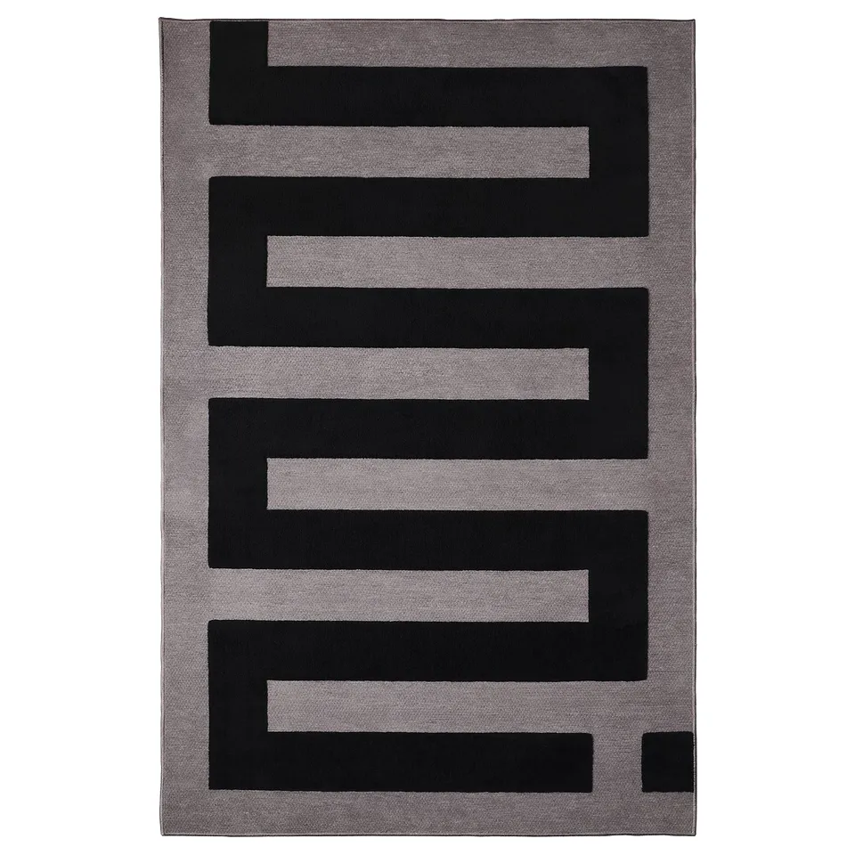 BLÅSKATA: black and grey geometric rug, rectangular shape, soft synthetic materials.
