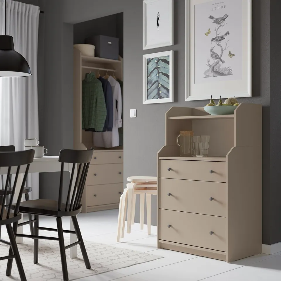 HAUGA chest with 3 drawers & decor on top shelf