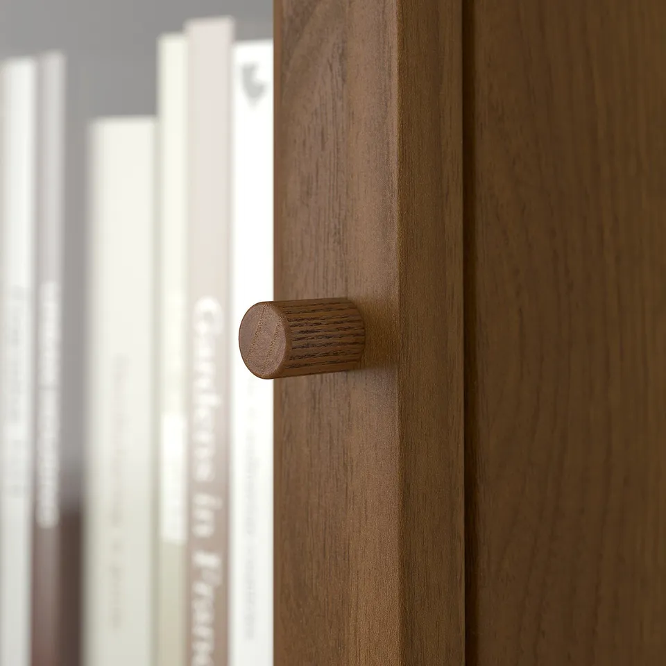 Close-up of BILLY bookcases wooden handle, showcasing fine grain texture and smooth finish.