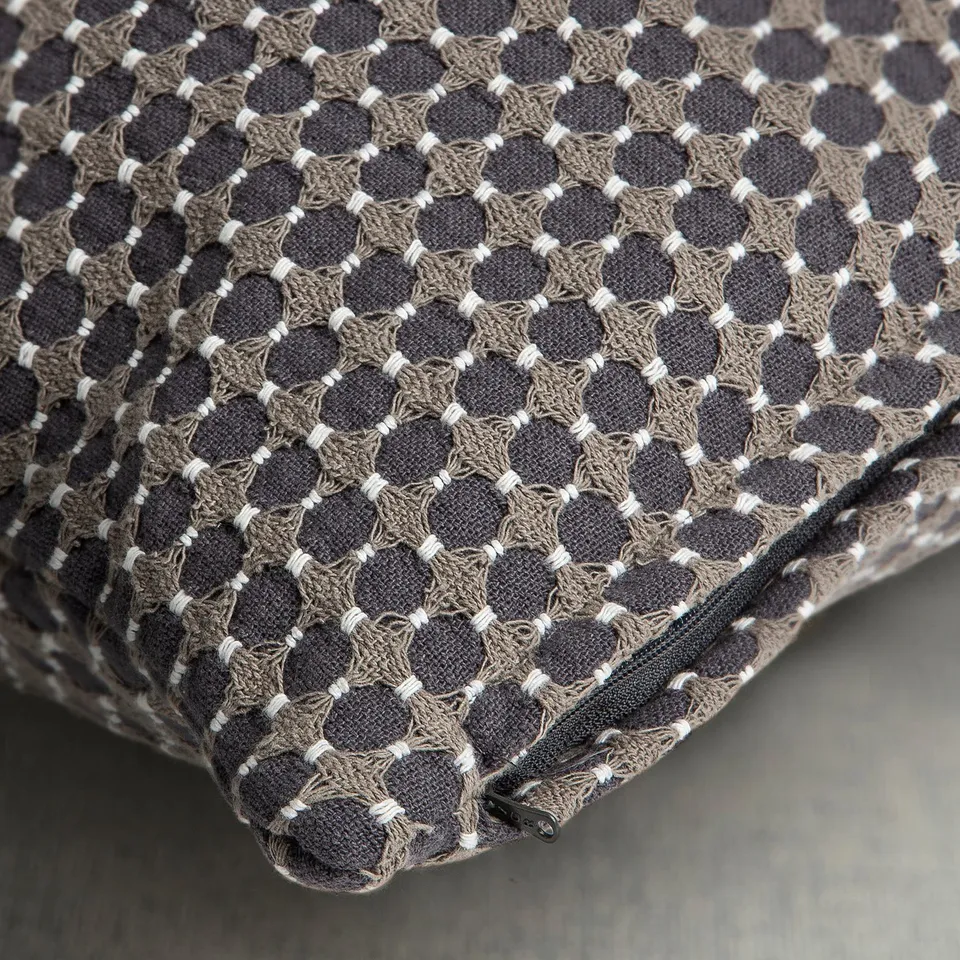 Textured cotton cushion cover with zip, for 50x50 cm insert. Minimalist, handwoven feel.