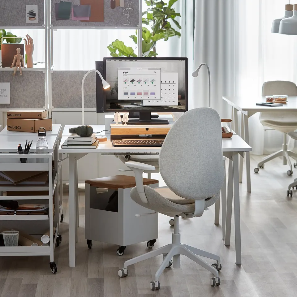 TROTTEN in a room