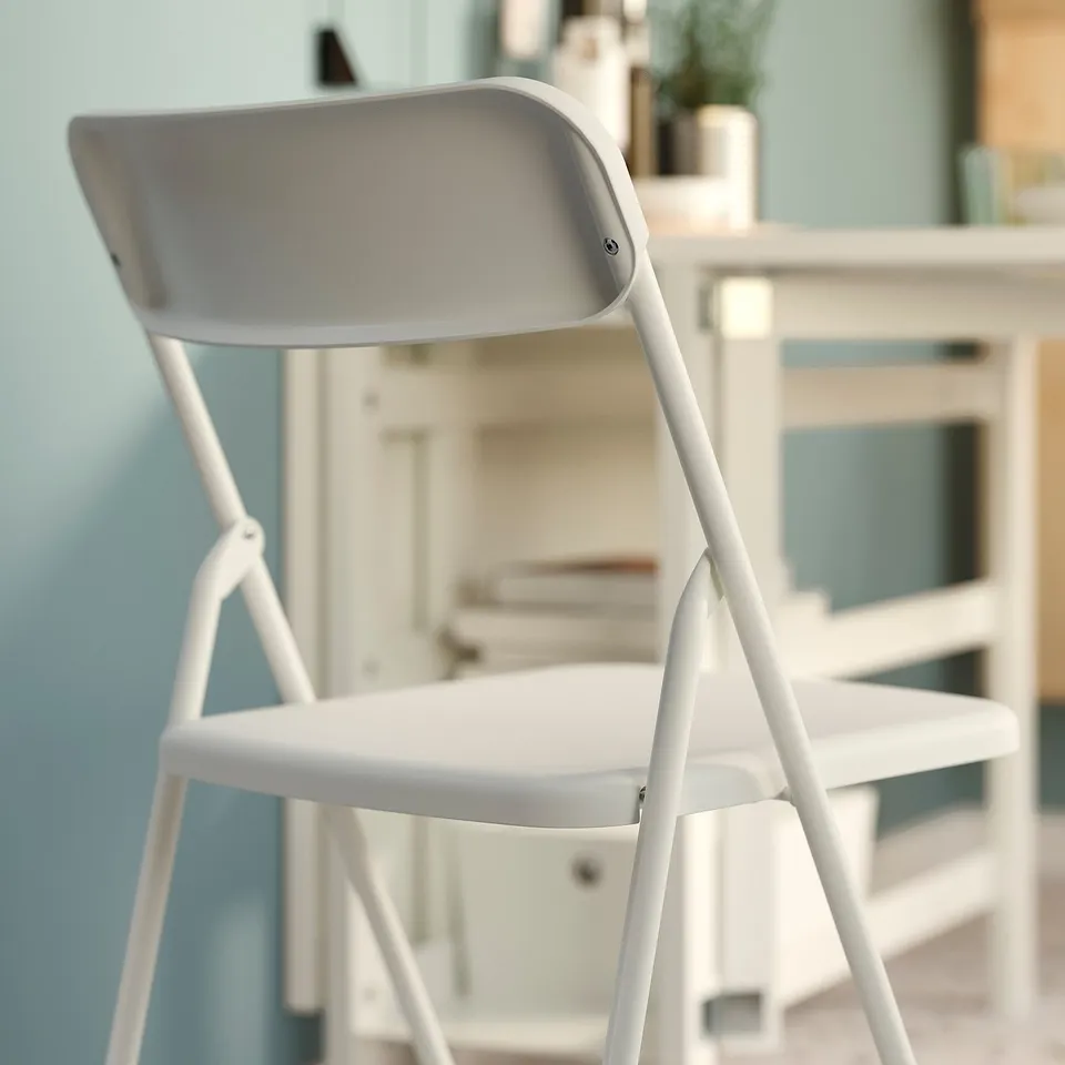 Foldable white chair, ideal for guests. Easy to store. Seat and back designed for comfort. Strong steel frame.