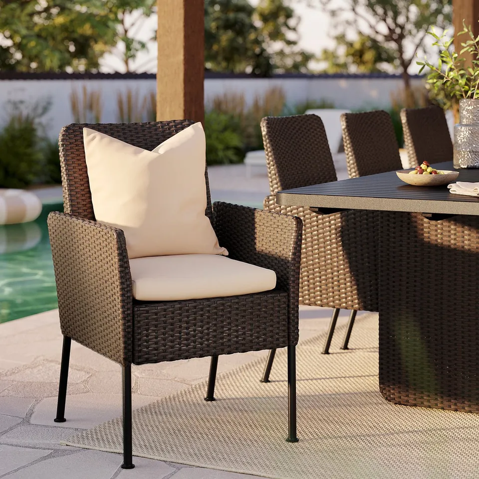 Outdoor dining set VITTSKÄR: large rectangular table & wicker chairs, beige cushions, weather-resistant poly-rattan, spacious, modern design.