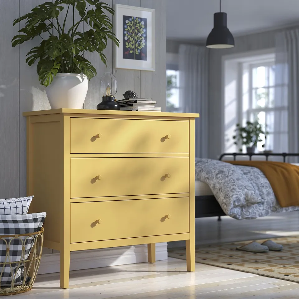 GULLABERG in a room
