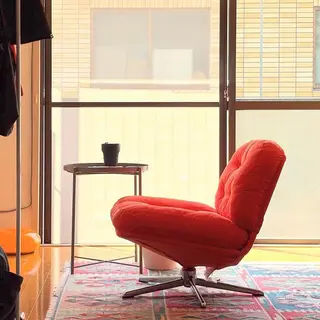 DYVLINGE/GLADOM set: swivel easy chair + tray table, Kelinge orange + dark grey-beige, Depth 75 x Height 68 x Width 63 cm