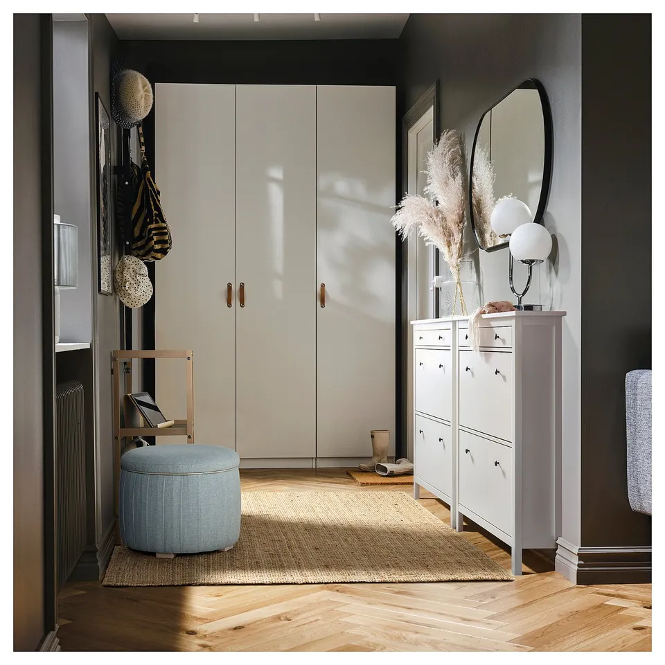 ÅTERLÖGA in a room
