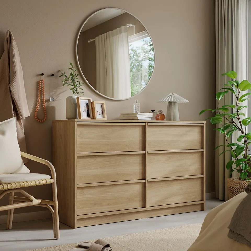 KVALMSÖ in a room