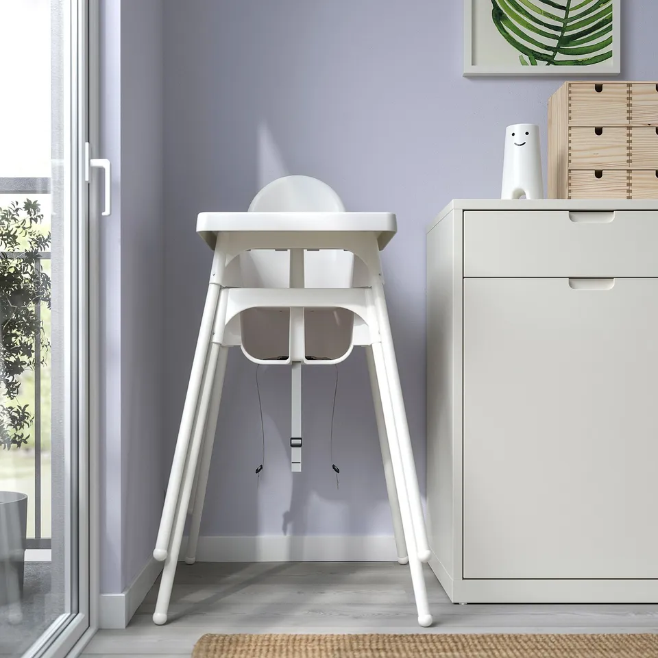 White highchair, easy to assemble/disassemble, safety belt included, suitable for ages 6-36 months.