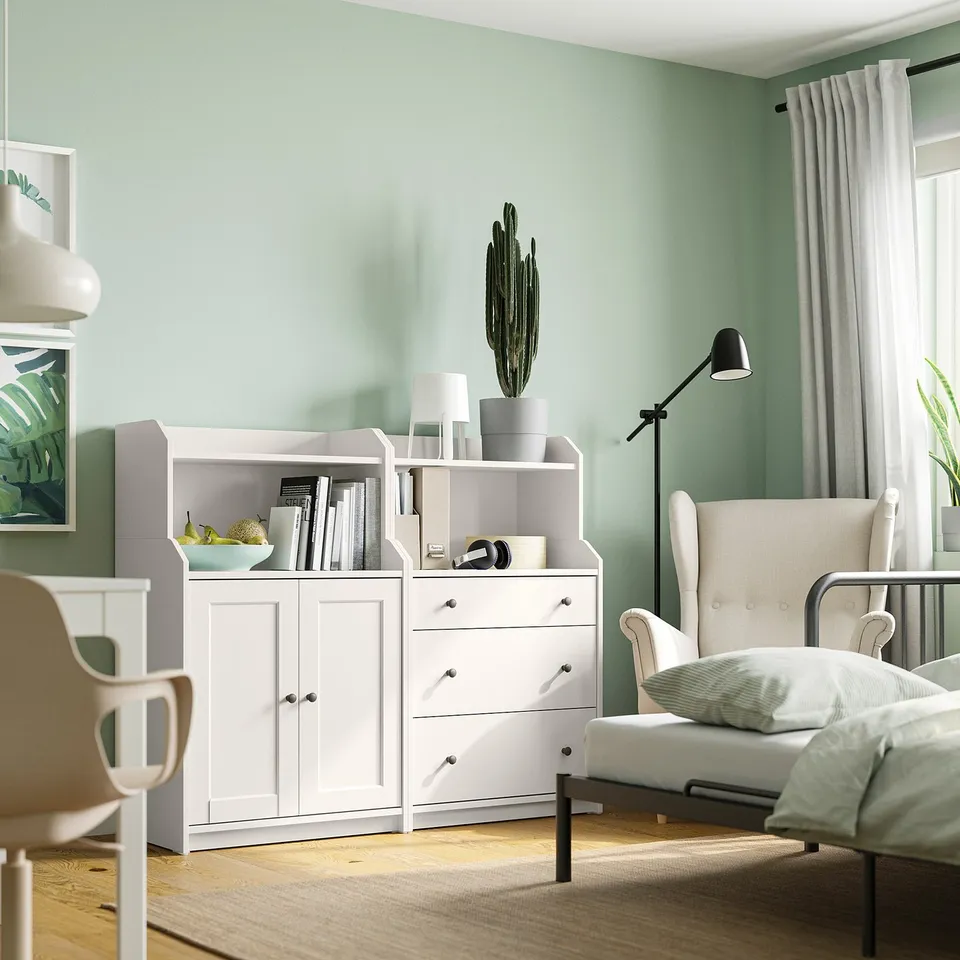 Modern room with HAUGA furniture, cactus, chair, and lamp. Or HAUGA furniture, plant, chair, lamp in green room.