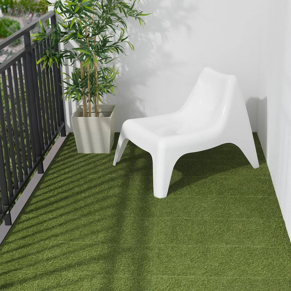 RUNNEN grass mat: white chair on small, green, soft floor.