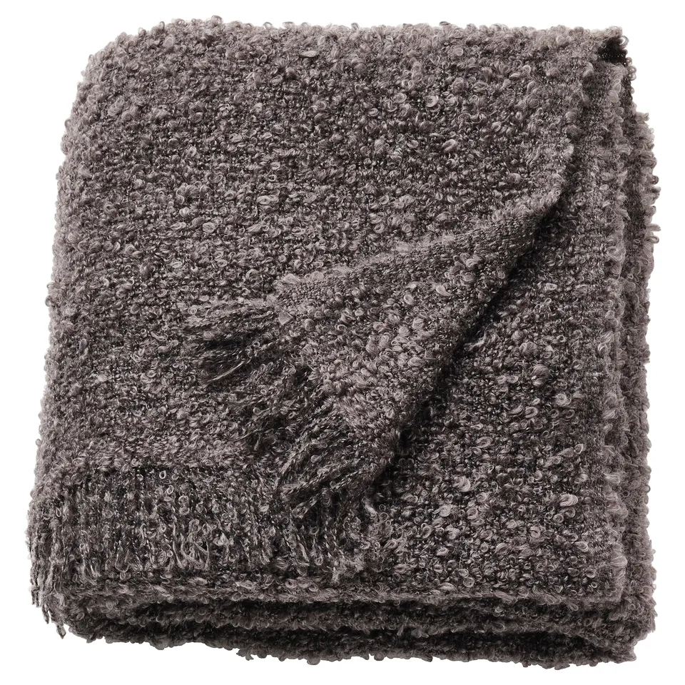 Sandbrod grey throw: soft, crinkle-knit recycled polyester with fringe edges.